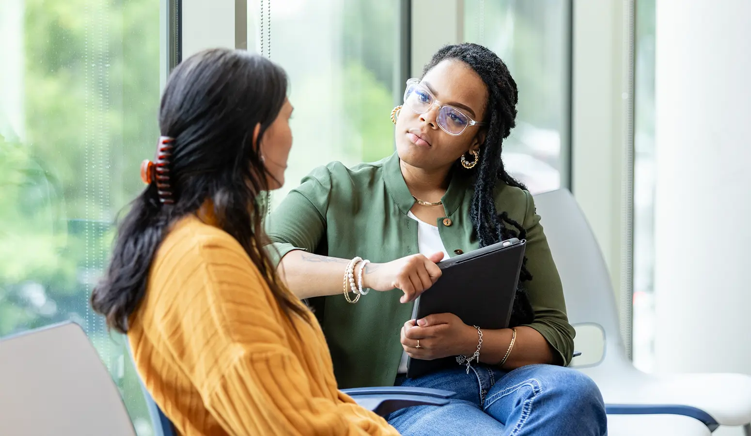 Clinician talking with patient allowing Kipu AI to take notes