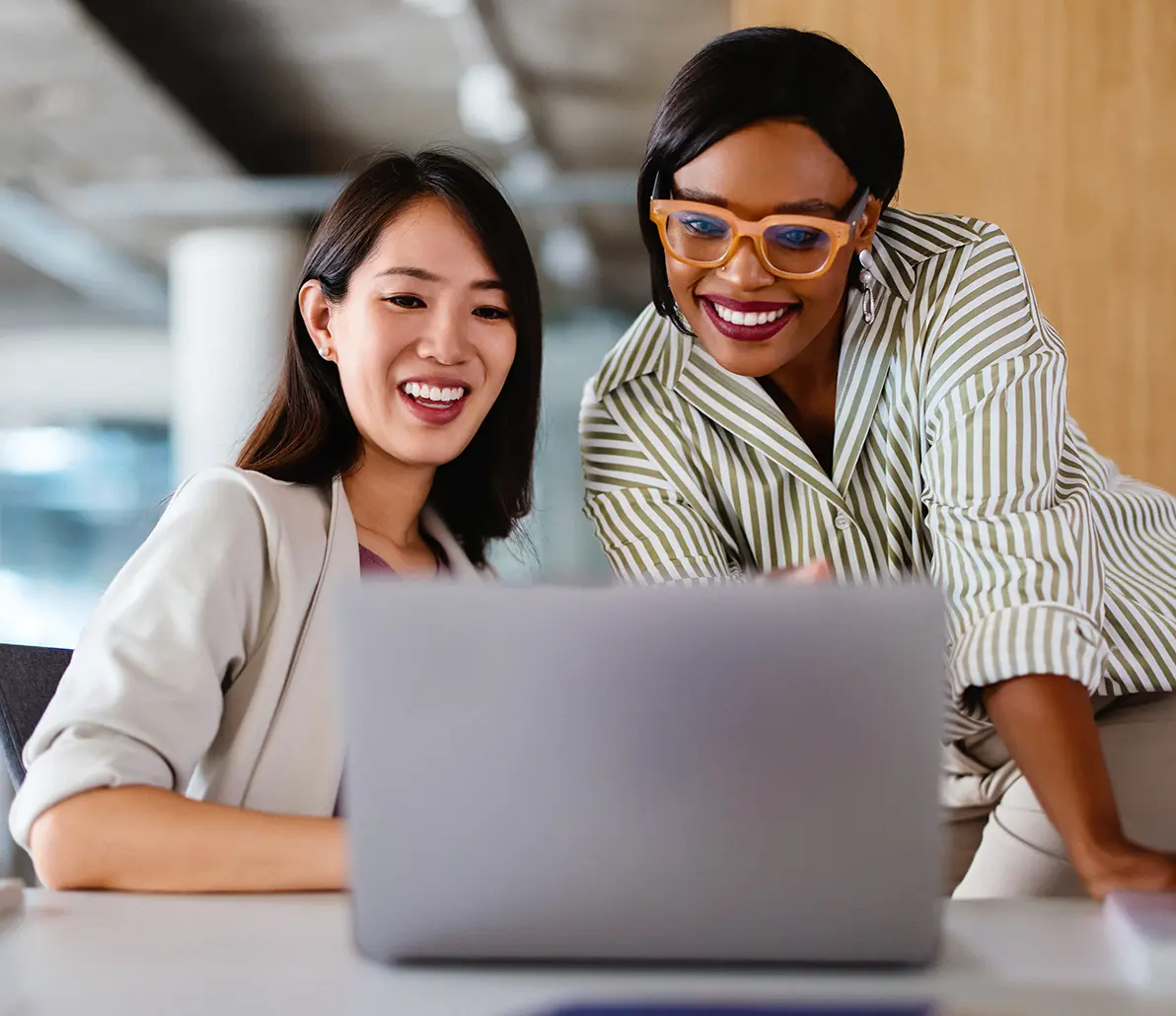 Two co-workers collaborating around a computer using the Kipu system